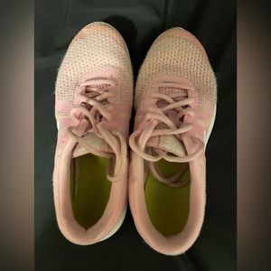 Nike Reveloution 4, Girls size3.5